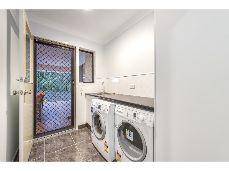 8 Leura Place, Helensvale QLD 4212