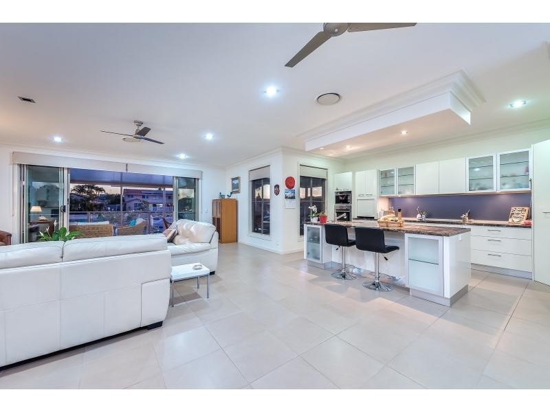 26 Seaspray Street, Paradise Point QLD 4216