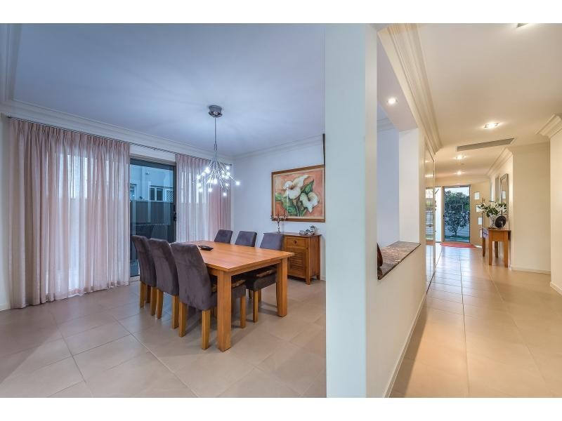 26 Seaspray Street, Paradise Point QLD 4216