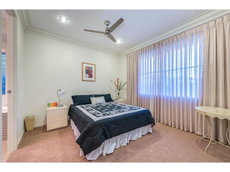26 Seaspray Street, Paradise Point QLD 4216
