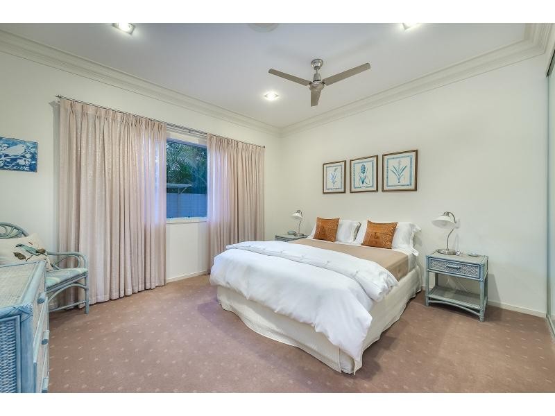 26 Seaspray Street, Paradise Point QLD 4216