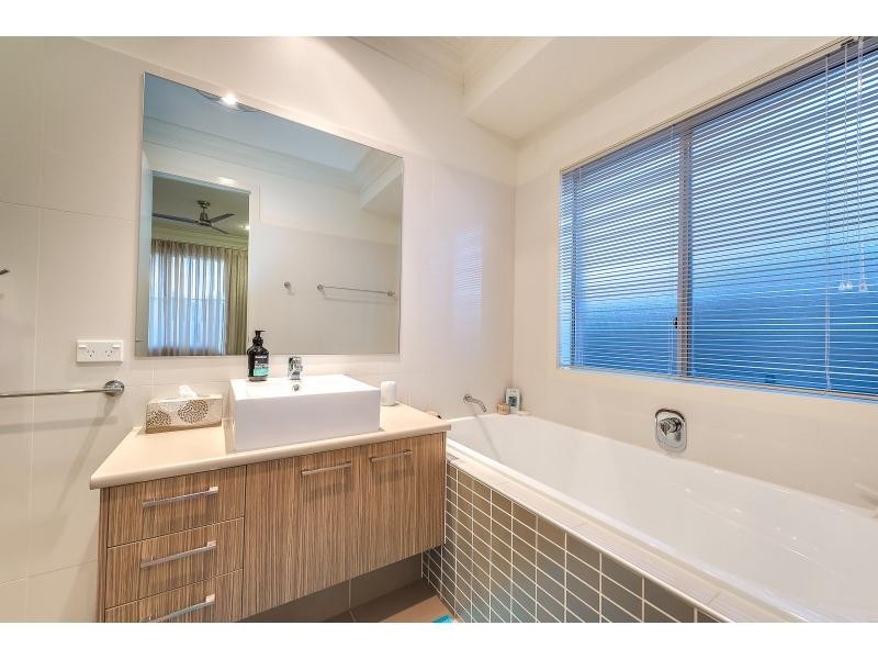 26 Seaspray Street, Paradise Point QLD 4216