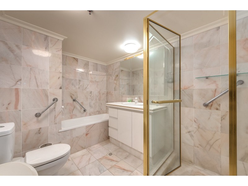 15C/5 Bayview Street, Runaway Bay QLD 4216