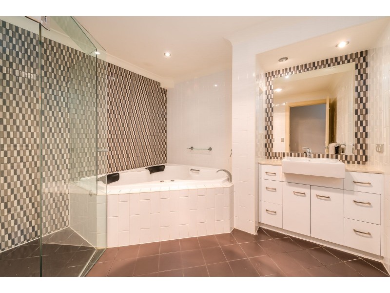 2/54 Markham Avenue, Runaway Bay QLD 4216