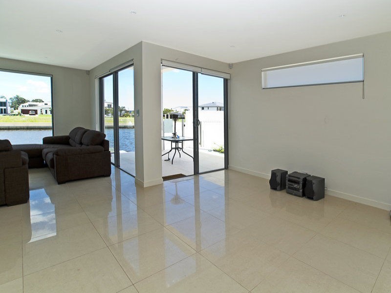 2/19 South Quay Drive, Biggera Waters QLD 4216