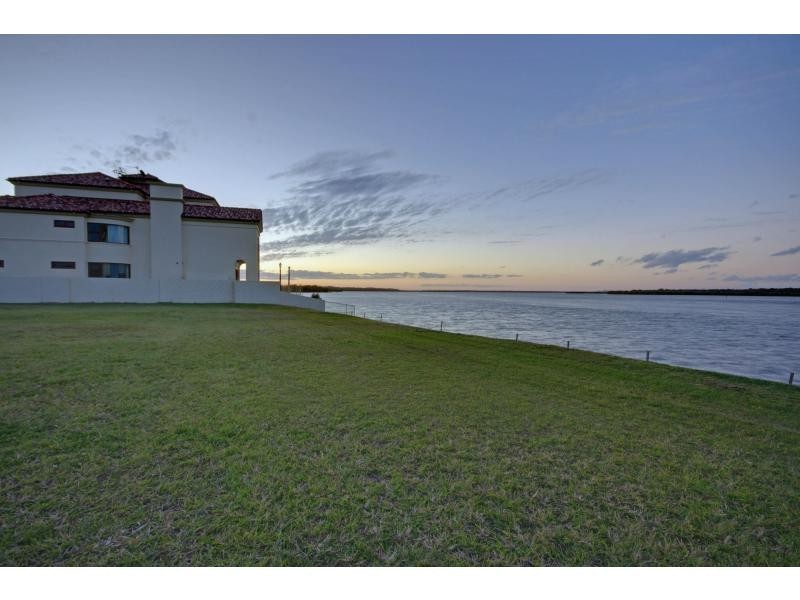 Sovereign Islands QLD 4216