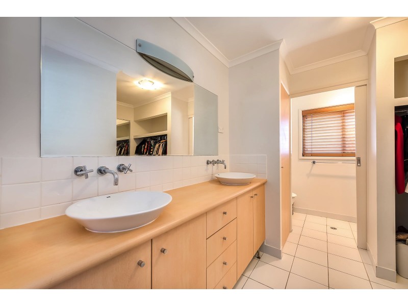 63 Errol Ave, Paradise Point QLD 4216