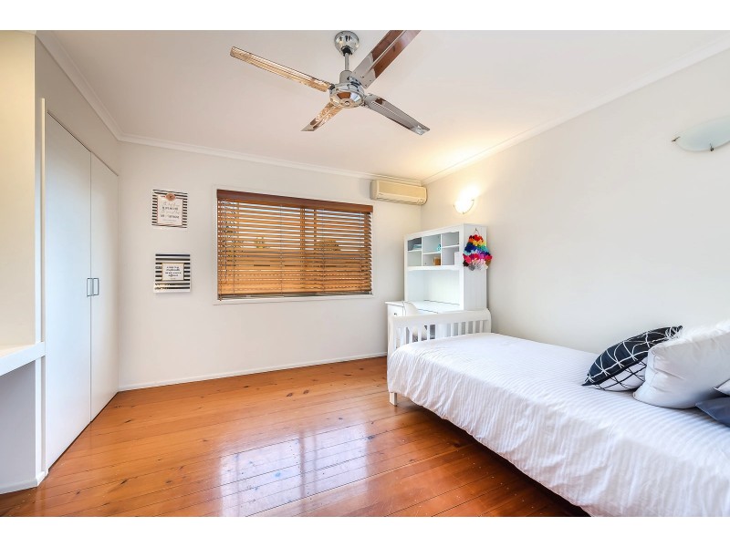 63 Errol Ave, Paradise Point QLD 4216