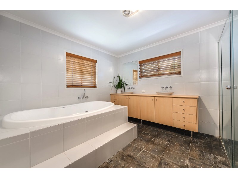 63 Errol Ave, Paradise Point QLD 4216