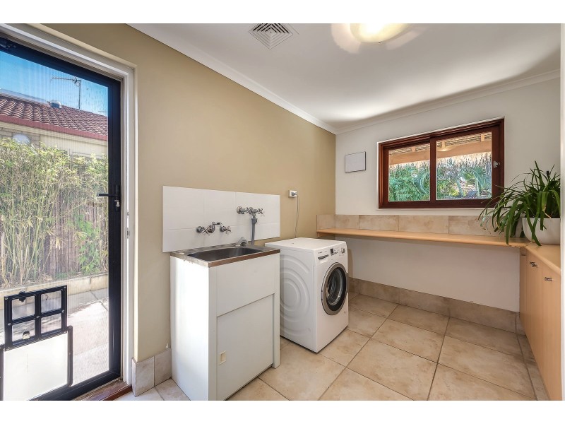 63 Errol Ave, Paradise Point QLD 4216