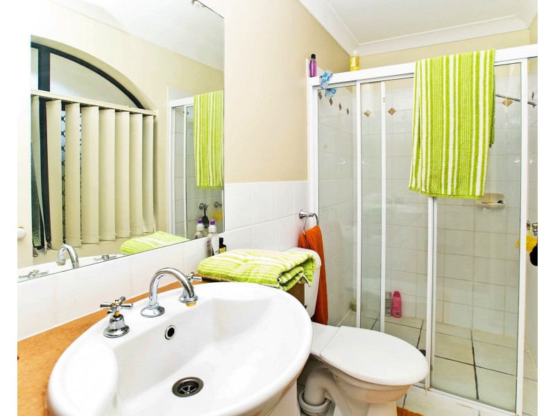 1/129 Muir Street, Labrador QLD 4215