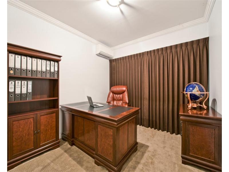 60 Edinburgh Road, Benowa QLD 4217