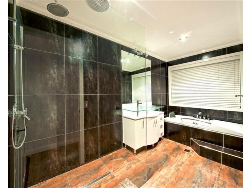 60 Edinburgh Road, Benowa QLD 4217