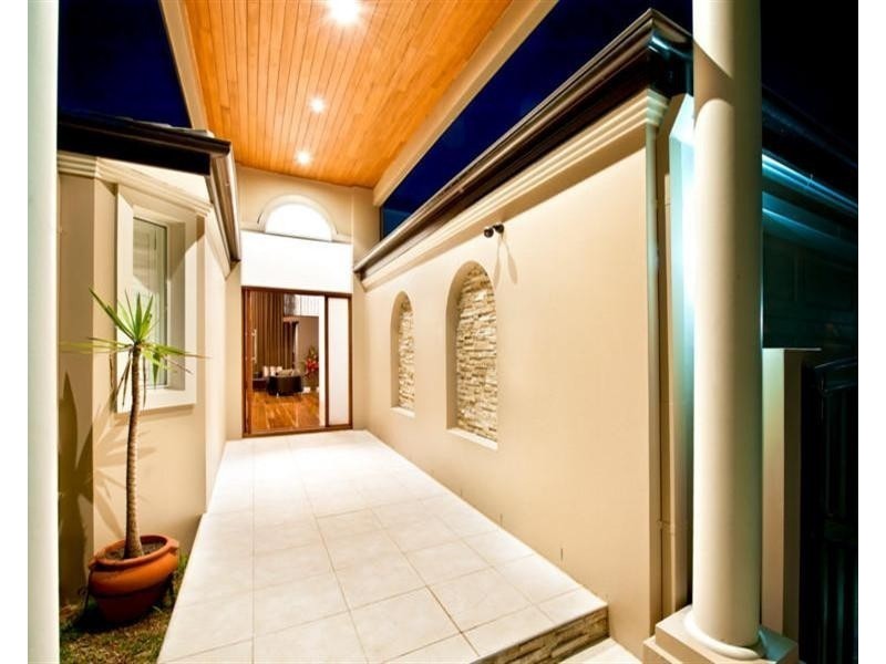 60 Edinburgh Road, Benowa QLD 4217