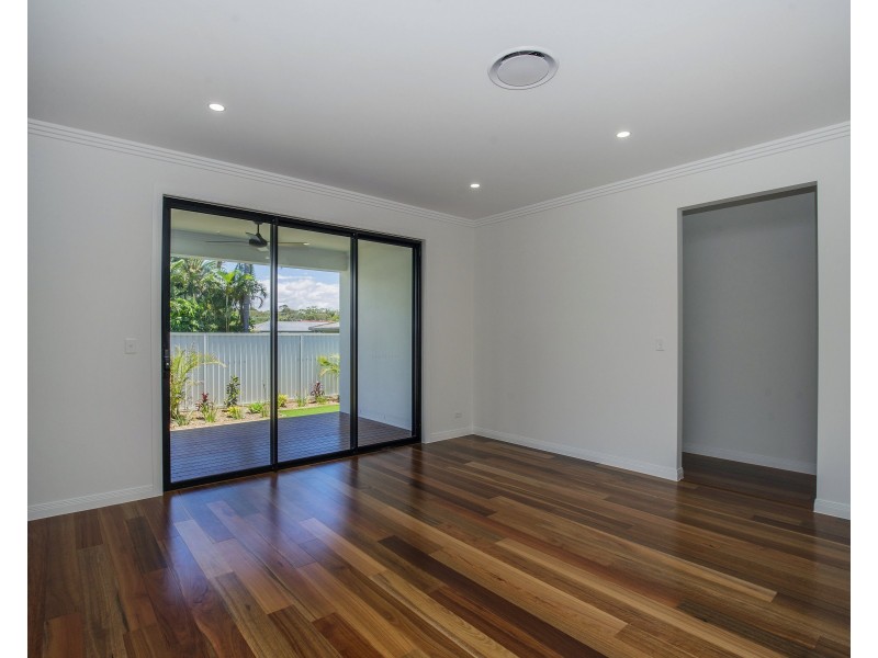 102 Stradbroke Street, Runaway Bay QLD 4216