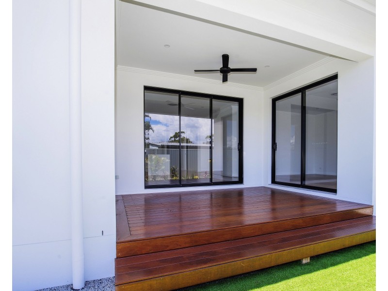 102 Stradbroke Street, Runaway Bay QLD 4216