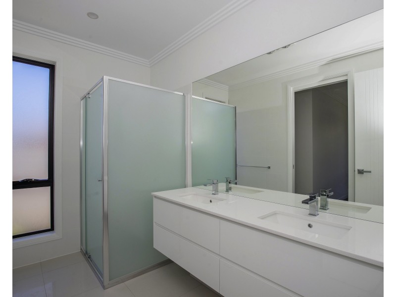 102 Stradbroke Street, Runaway Bay QLD 4216