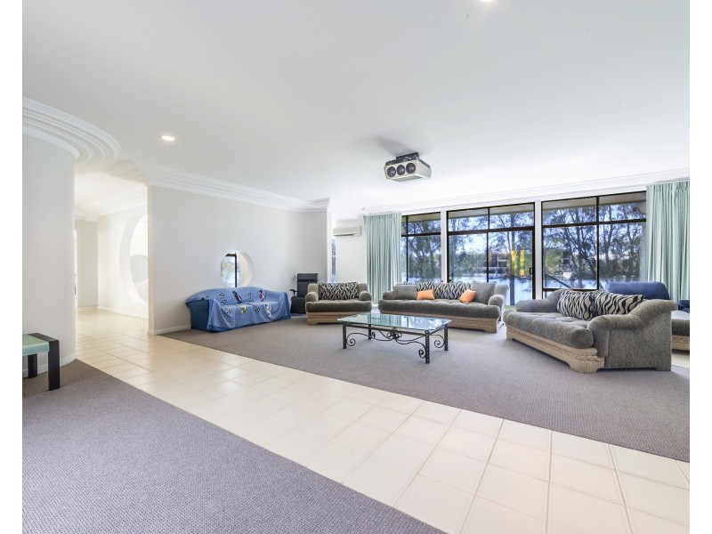 8-16 Riverbend Avenue, Carrara QLD 4211