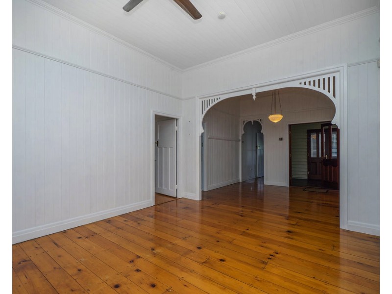 18 Chelmer St E, Chelmer QLD 4068