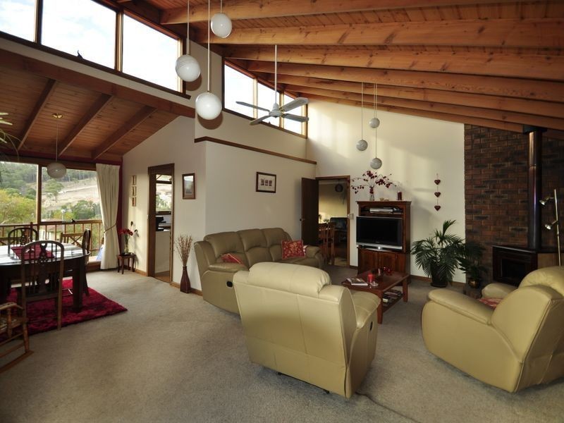 8 Holland Court, Howrah TAS 7018