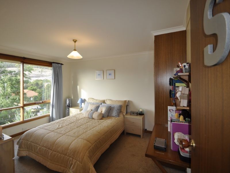 8 Holland Court, Howrah TAS 7018