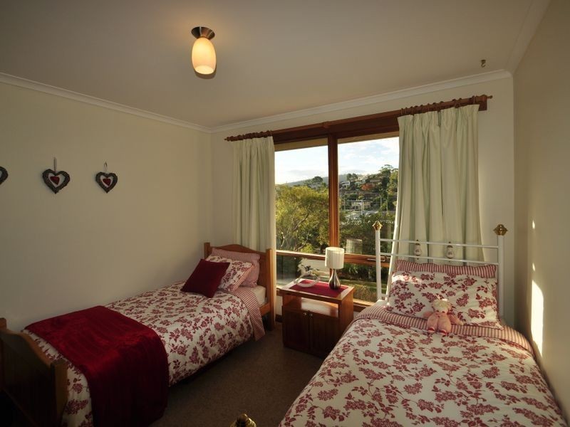 8 Holland Court, Howrah TAS 7018