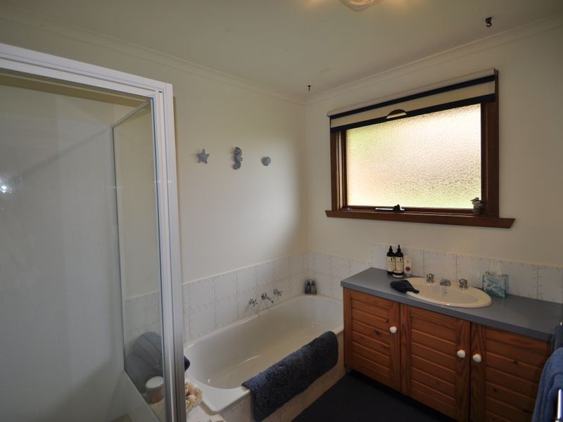 8 Holland Court, Howrah TAS 7018