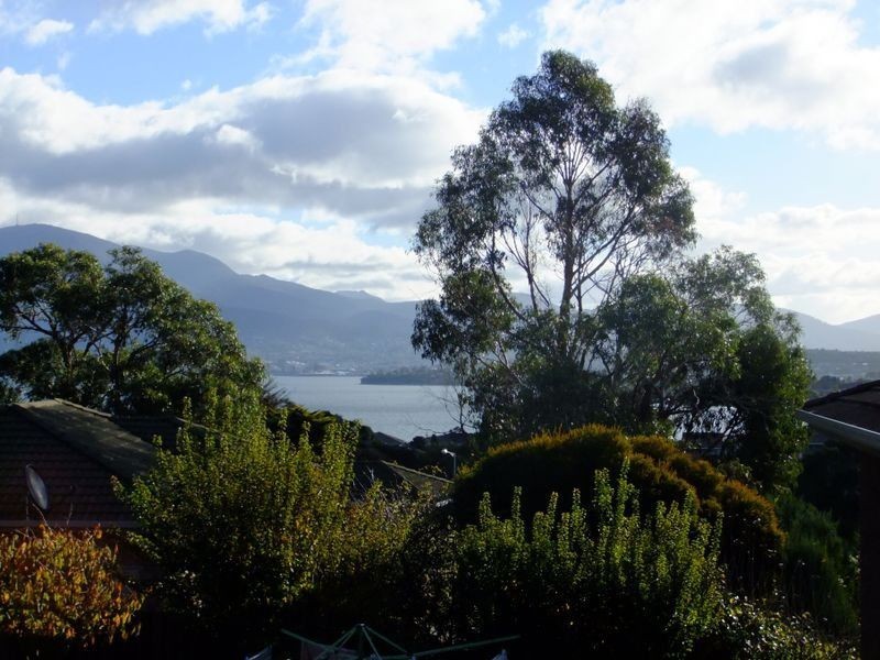 8 Holland Court, Howrah TAS 7018