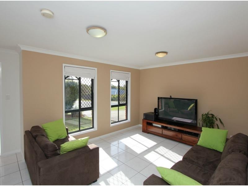 33 Blue Mountain Crescent, Warner QLD 4500