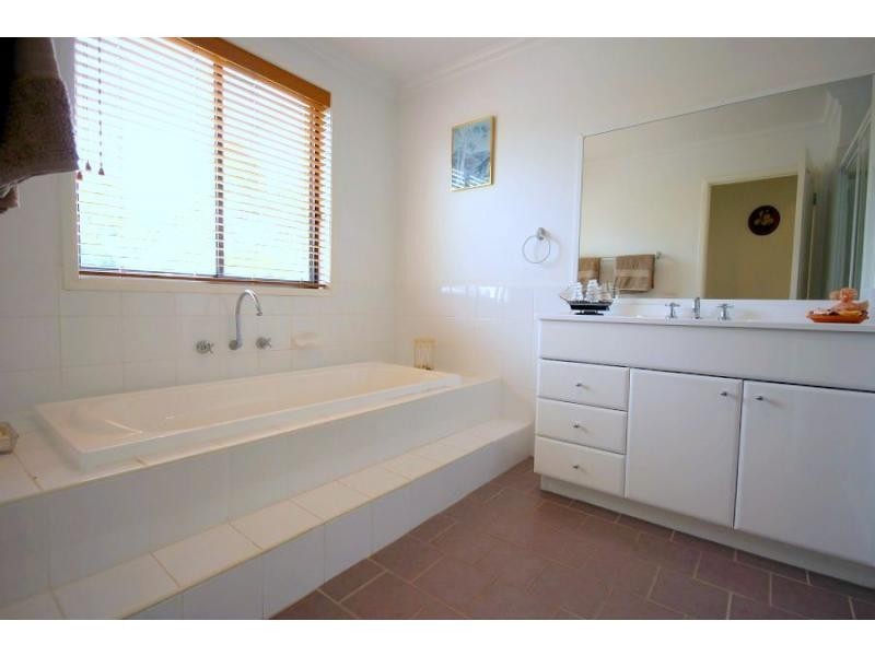 10 Kingfisher Circuit, Eden NSW 2551