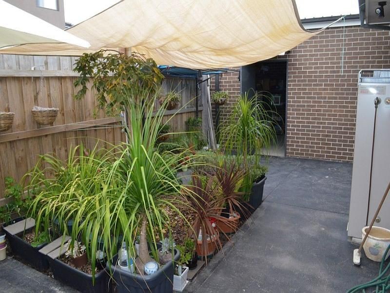 2/12 Arvern Avenue, Avondale Heights VIC 3034