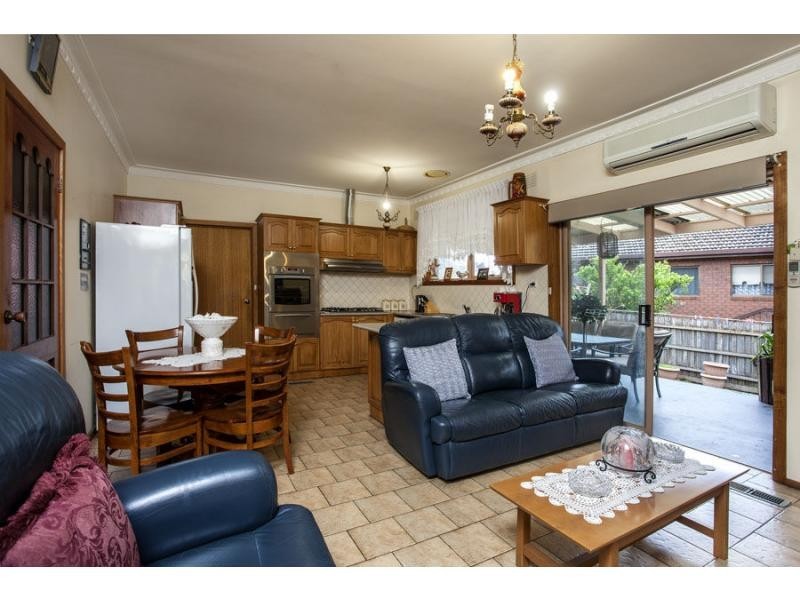 5 Larwood Close, Avondale Heights VIC 3034