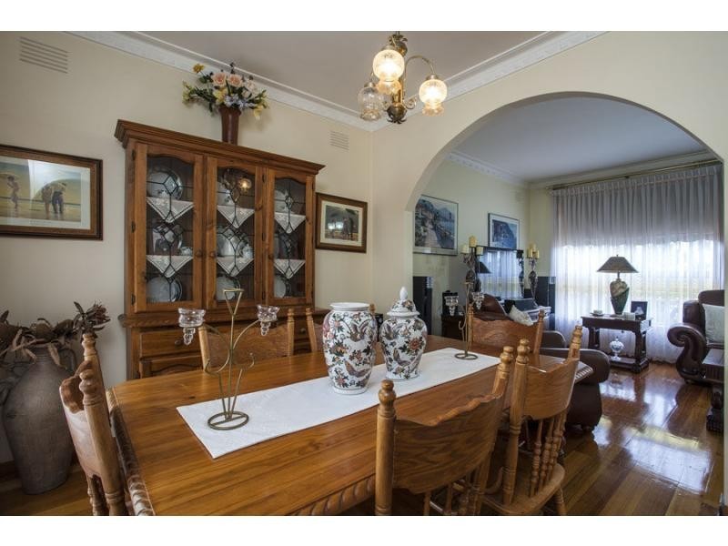 5 Larwood Close, Avondale Heights VIC 3034