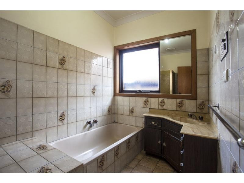 5 Larwood Close, Avondale Heights VIC 3034