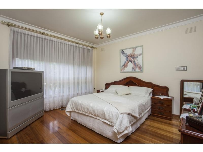 5 Larwood Close, Avondale Heights VIC 3034