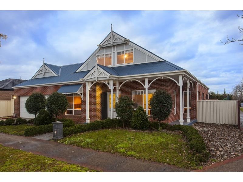 8 Betchworth Close, Caroline Springs VIC 3023