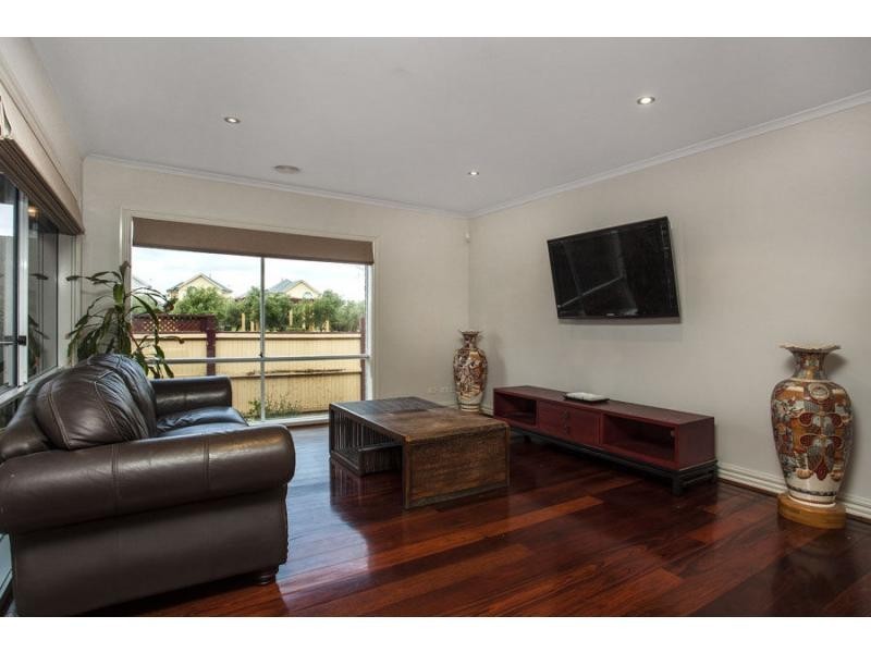 8 Betchworth Close, Caroline Springs VIC 3023