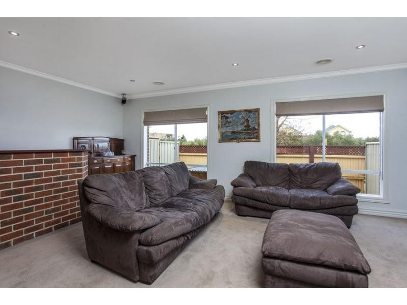 8 Betchworth Close, Caroline Springs VIC 3023
