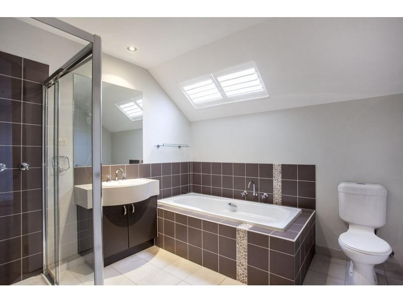 8 Betchworth Close, Caroline Springs VIC 3023