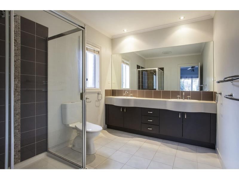 8 Betchworth Close, Caroline Springs VIC 3023