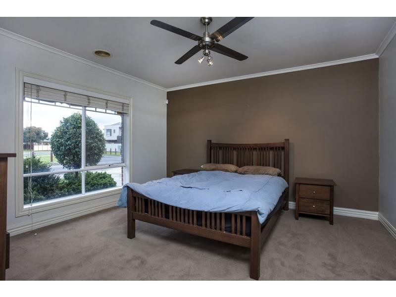 8 Betchworth Close, Caroline Springs VIC 3023