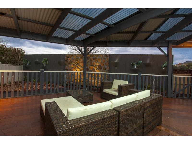 8 Betchworth Close, Caroline Springs VIC 3023