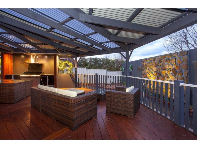 8 Betchworth Close, Caroline Springs VIC 3023