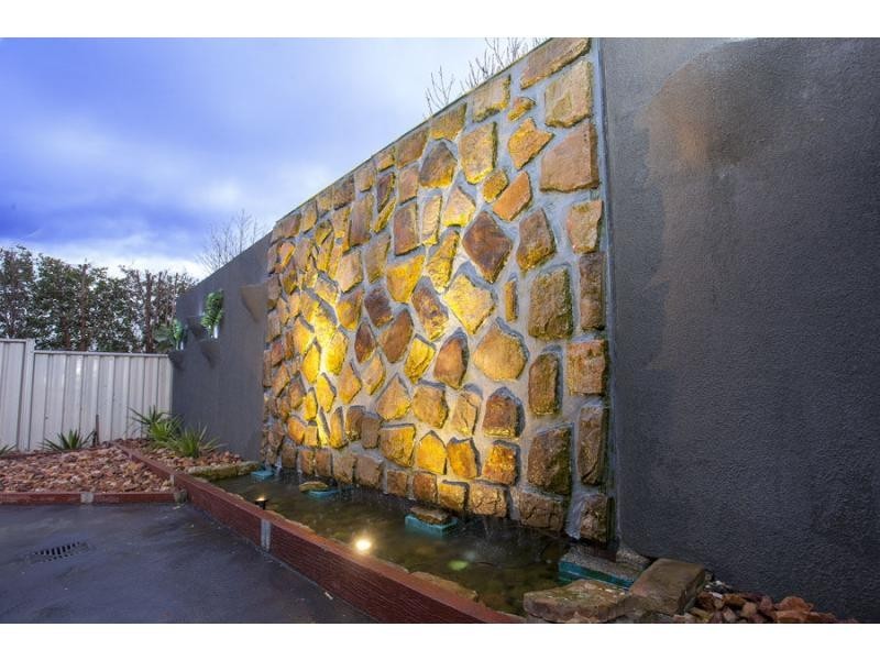 8 Betchworth Close, Caroline Springs VIC 3023