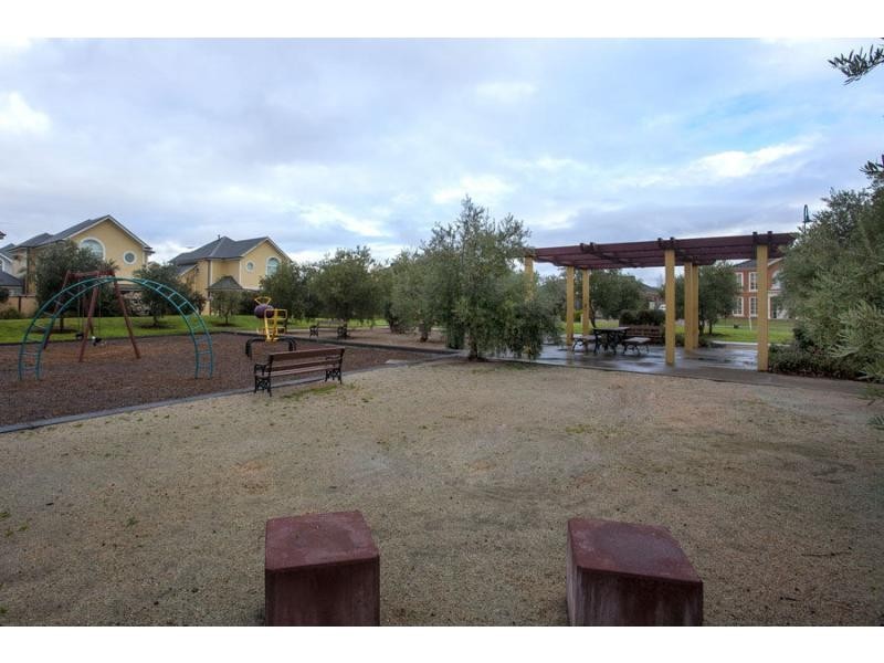 8 Betchworth Close, Caroline Springs VIC 3023