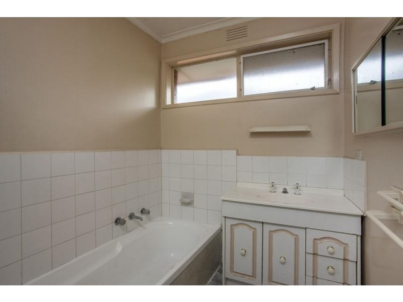 33 Brentwood Drive, Avondale Heights VIC 3034