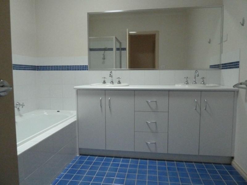 2/37 Quinn Grove, Keilor East VIC 3033