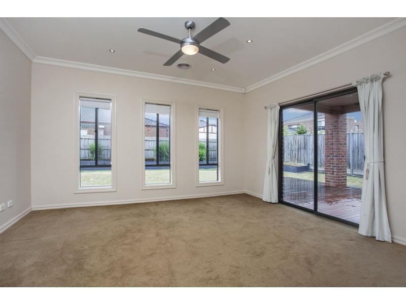 35 Ultimo Walk, Taylors Hill VIC 3037