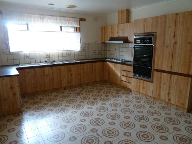 16 Barbara Crescent, Avondale Heights VIC 3034
