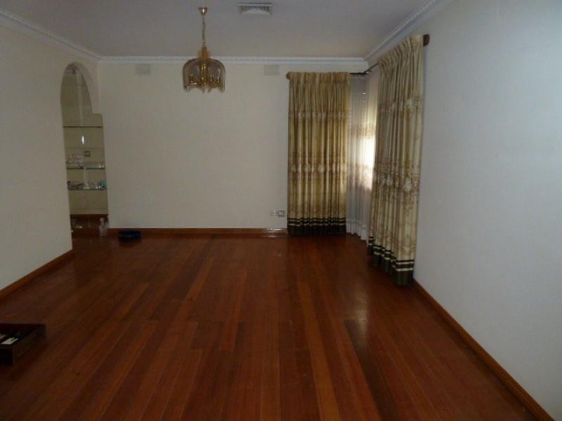 16 Barbara Crescent, Avondale Heights VIC 3034